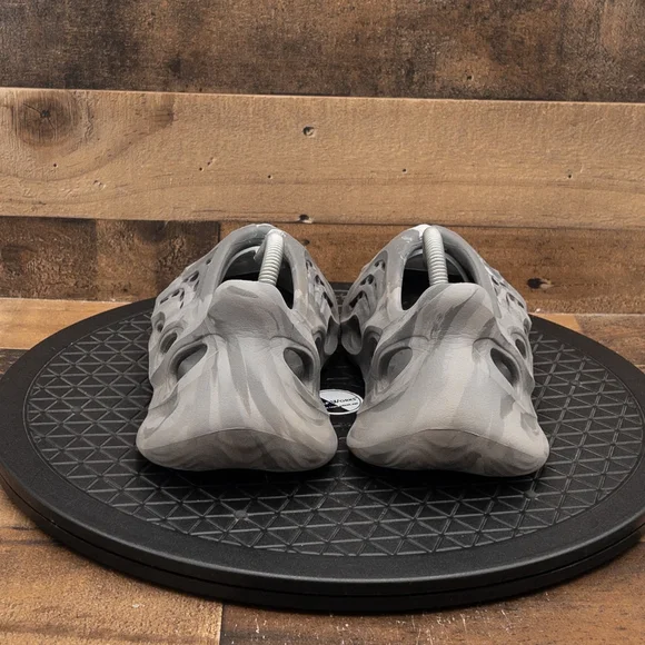YEEZY FOAM RNNR MX GRANITE MENS ATHLETIC SHOES CASUAL GRAY WHITE ADIDAS SIZE 7 - Picture 7 of 9
